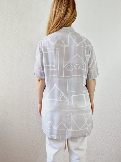 Vintage 90s Light Grey Short Sleeve Blouse with an Abstract Print - M