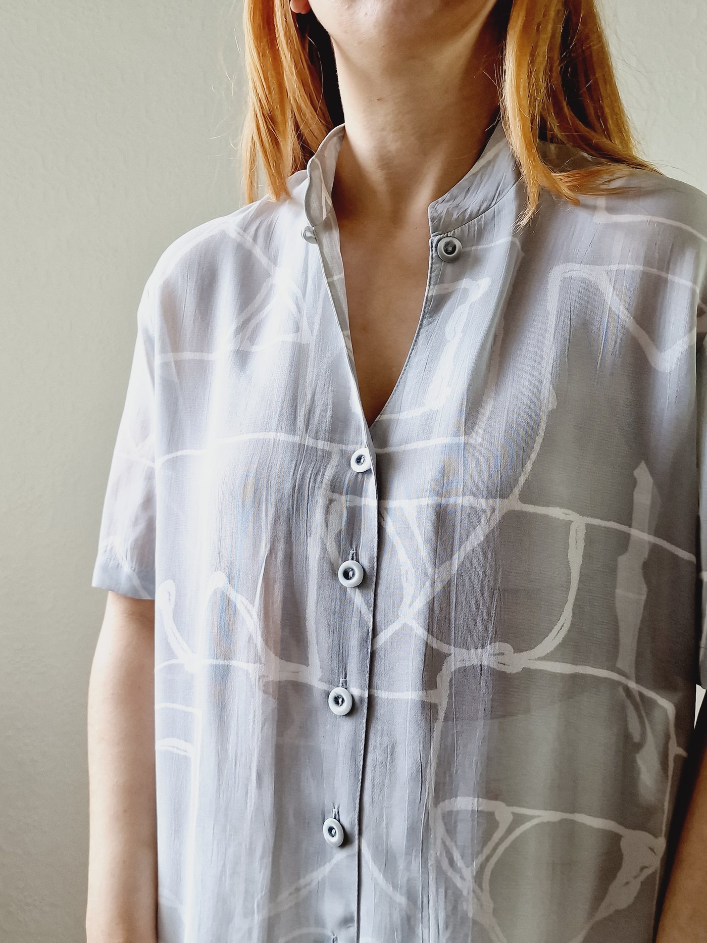Vintage 90s Light Grey Short Sleeve Blouse with an Abstract Print - M
