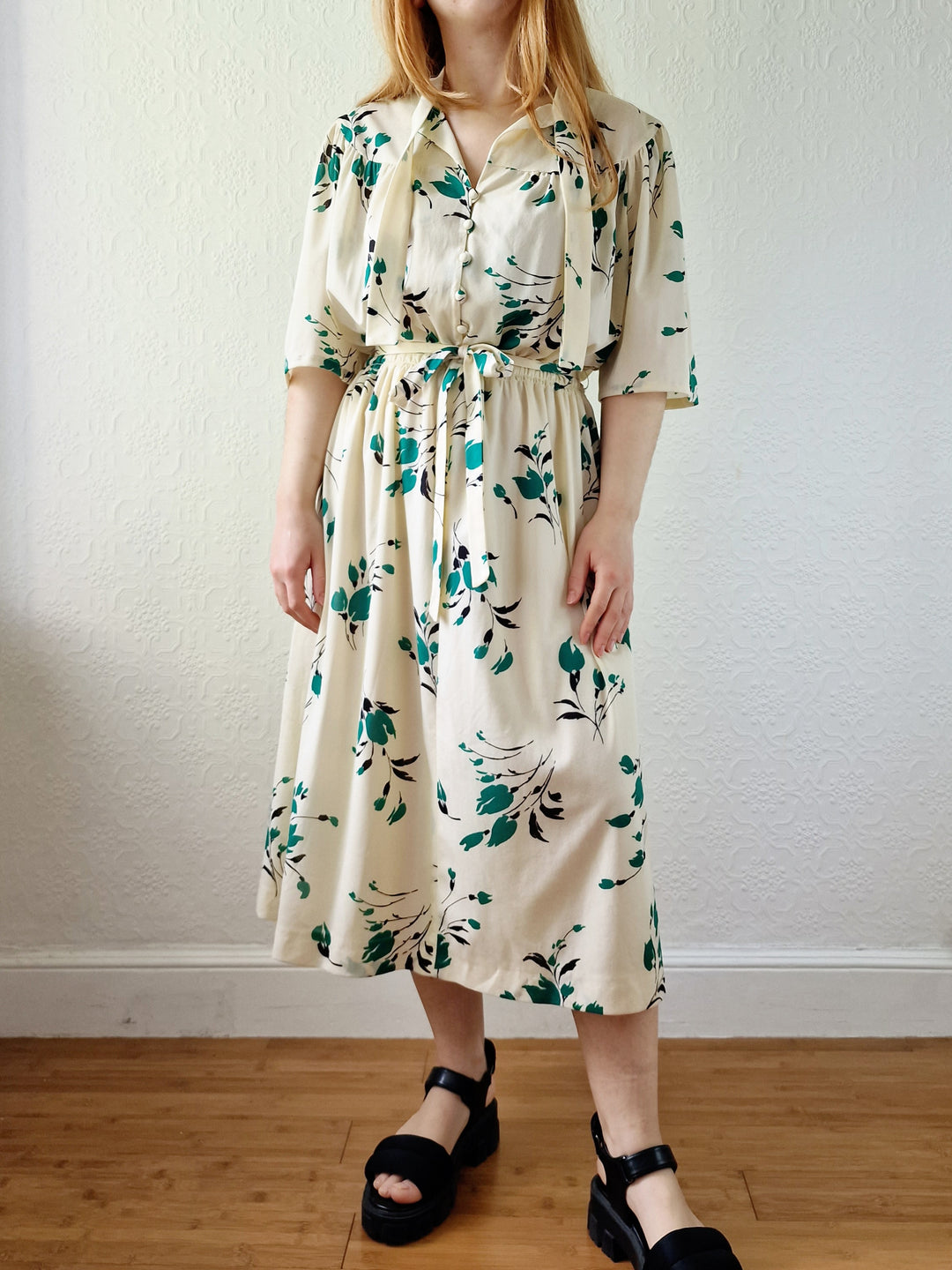 Vintage 70s Cream Floral Midi Dress with Short Sleeves - M/L