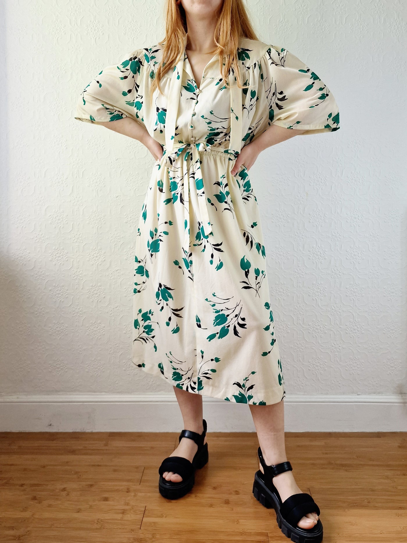 Vintage 70s Cream Floral Midi Dress with Short Sleeves - M/L