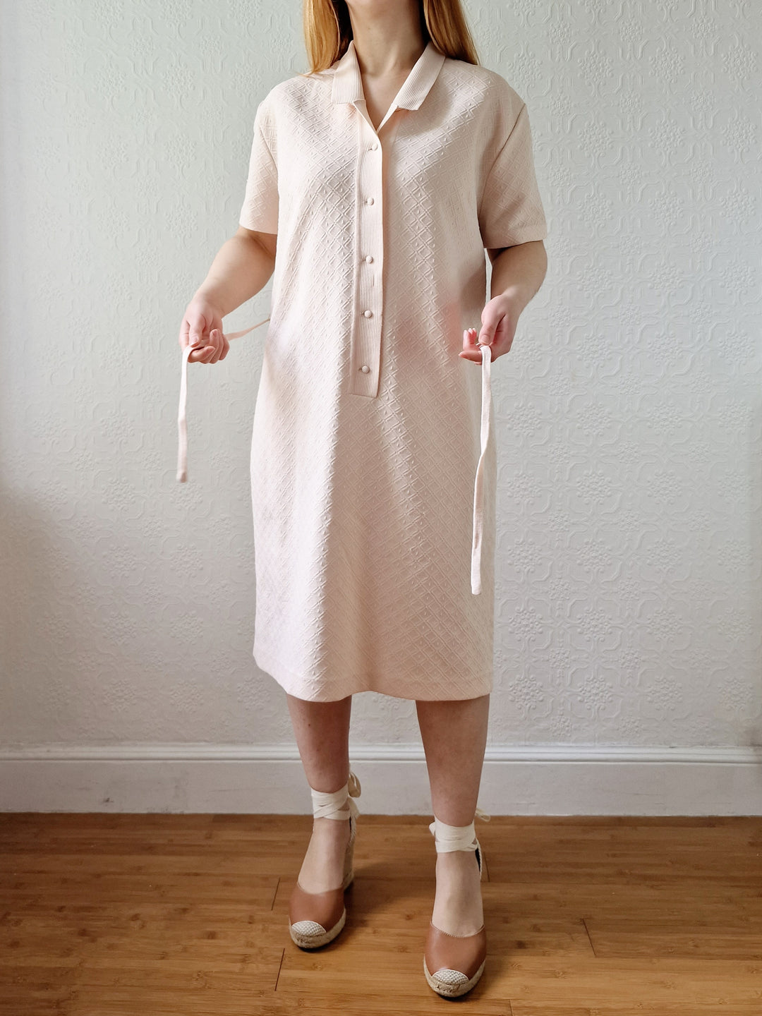 Vintage 70s Pale Cream Pink Knitted Dress with Short Sleeves - L