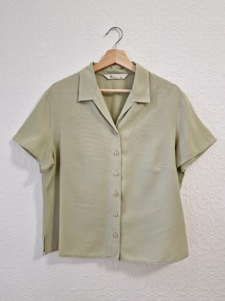 Vintage 90s Light Khaki Green Button Down Half Sleeve Blouse - M/L