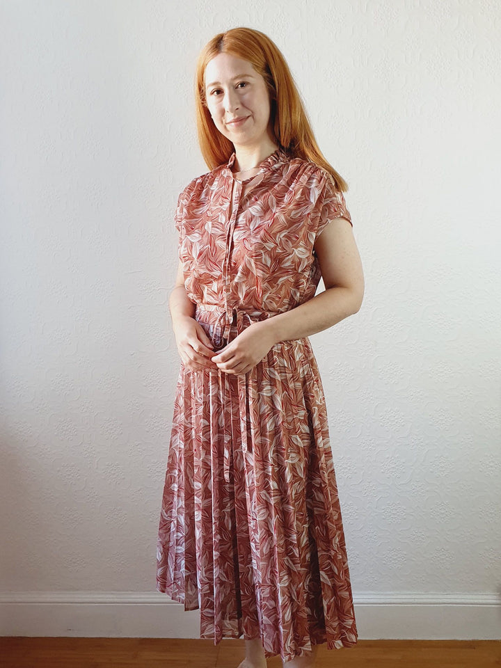 Vintage Leaf Pattern Dress with Pleated Skirt - M