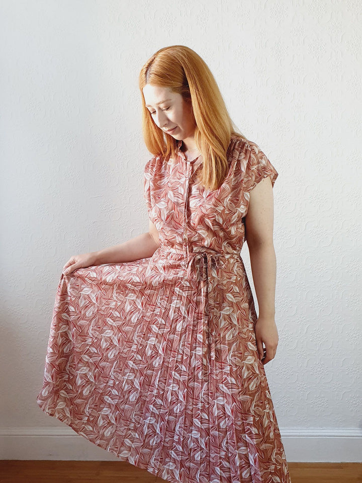 Vintage Leaf Pattern Dress with Pleated Skirt - M