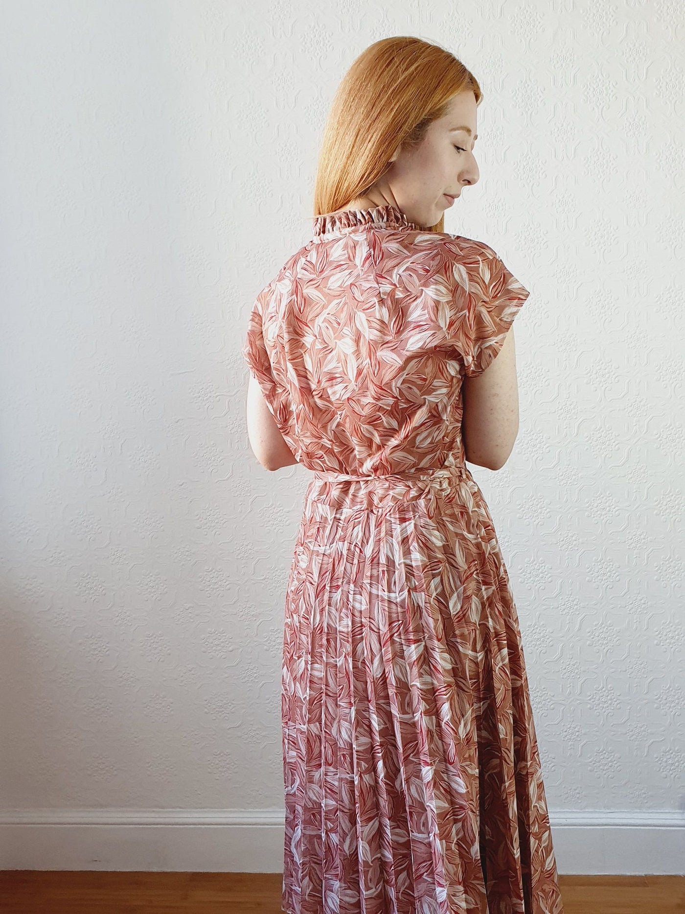 Vintage Leaf Pattern Dress with Pleated Skirt - M